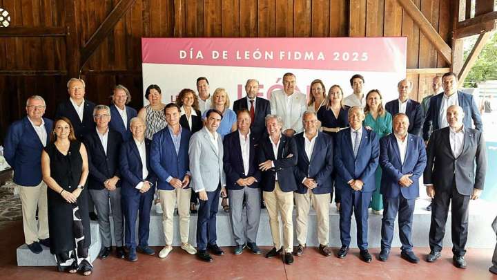 CSIF y UPL cargan contra Quiñones por irse "de vinos" a Gijón mientras Castilla y León arde: el consejero responde