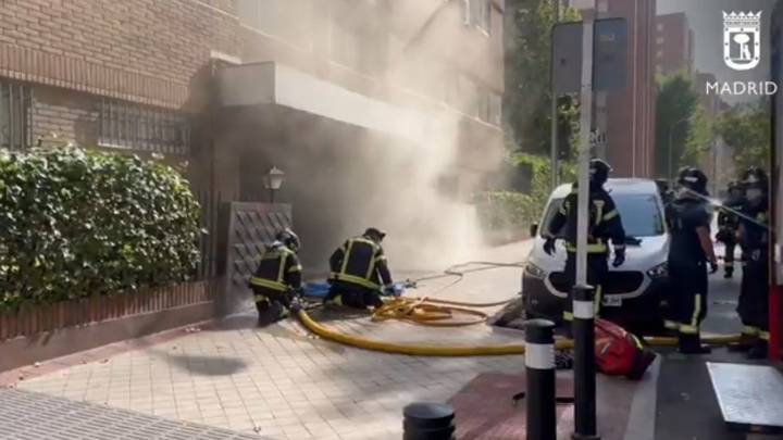 Cuatro intoxicados en el incendio de un cuarto de contadores en Fuencarral