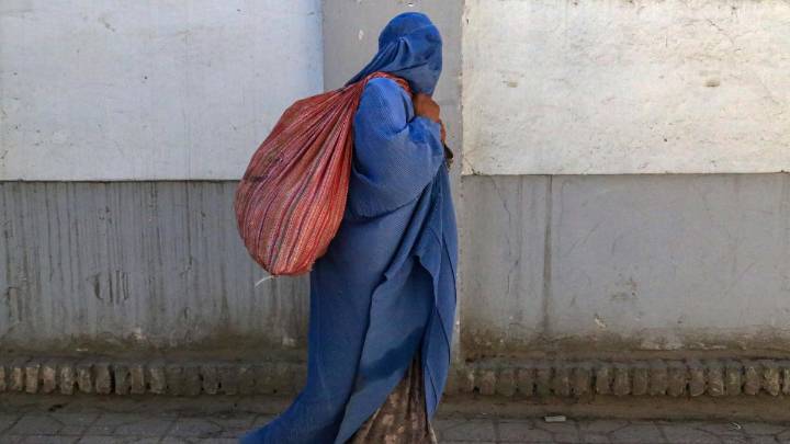 Los talibán eliminan el término 'interino' del Gobierno en el cuarto aniversario de la caída de Kabul