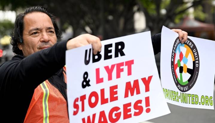 California lawmakers, Lyft and Uber craft deal to allow drivers to unionize