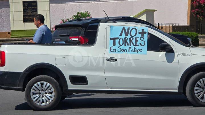 Vecinos de San Felipe bloquean glorieta para exigir alto a construcción de torres