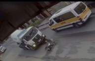 Video.- Menor en bici pierde el equilibrio y es aplastado por camión