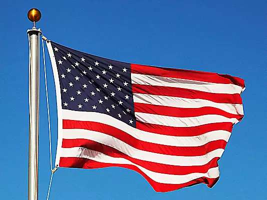 Trump firma orden ejecutiva para sancionar la quema de la bandera
