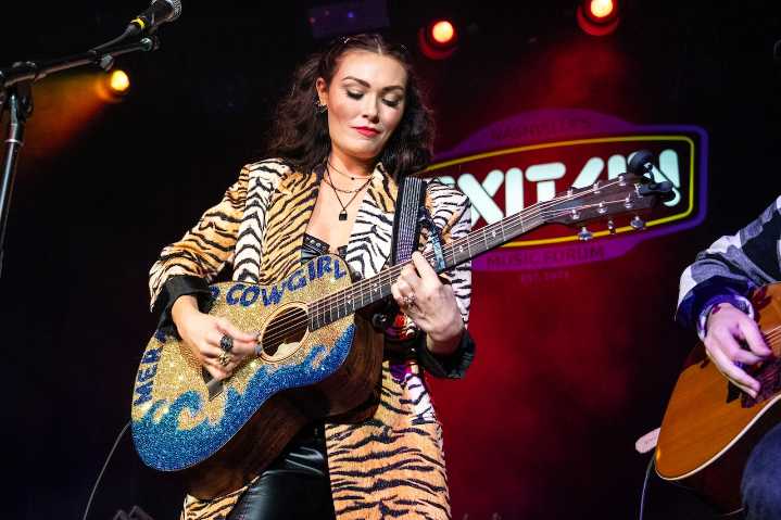 Kylie Morgan gets emotional onstage singing about divorce from Jay Allen