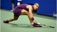Alcaraz aplastó a Darderi en el US Open, pero una molestia física encendió las alarmas