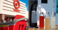 Alerta, clientes de Walmart, Amazon y Target | Retiran del mercado 100.000 botellas de bebidas con gas por riesgo de explosión
