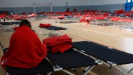 La noche de los desalojados en el incendio de Tres Cantos: «Mi abuelo se resistía a dejar su casa»