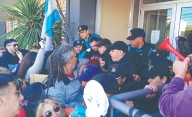 Forcejeos entre trabajadores de Salud y policías en Rawson