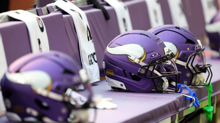 Vikings sign OLB Cam Gill, LB Max Tooley