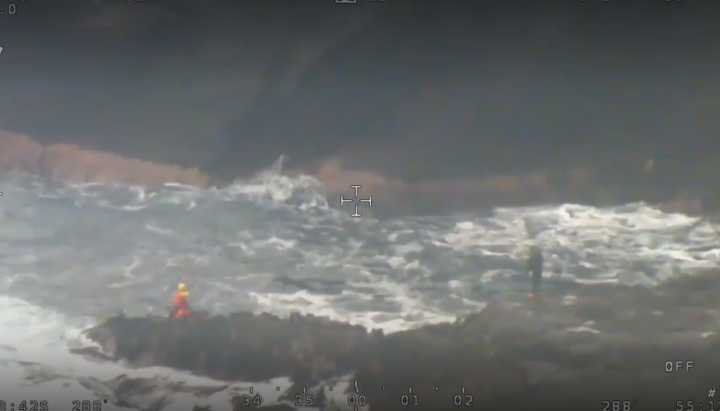 Nadó 17 horas y se "abrigó" con su orina: el rescate del pescador extraviado en Magallanes