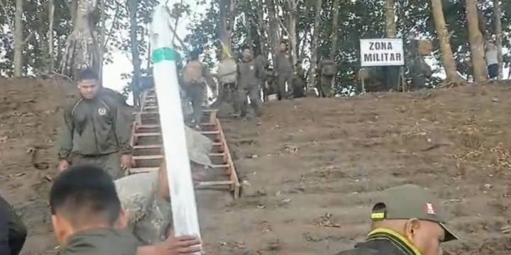 Ejército peruano ocupa la Isla Santa Rosa reclamada por el presidente colombiano, Gustavo Petro