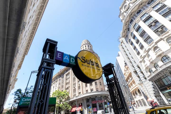 FOTO. Hombre persigue a personas con un martillo y causa pánico en el “Subte” de Buenos Aires