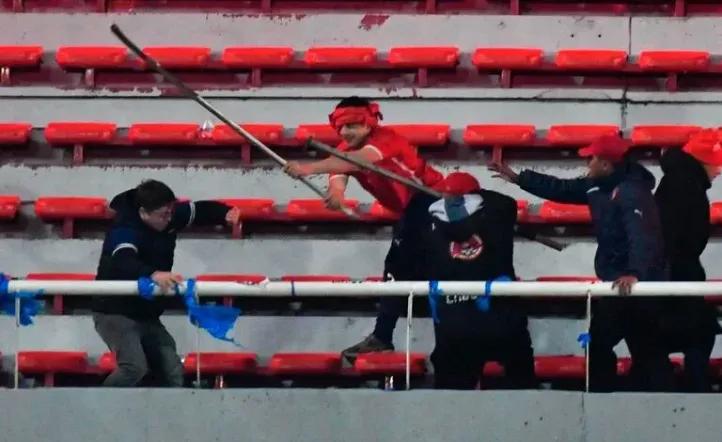 Qué dice el parte médico oficial de los tres heridos graves de los incidentes en Avellaneda: cómo está el hincha chileno que arrojaron al vacío