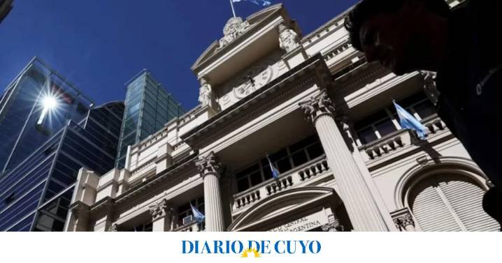 El sindicato de los bancarios acordó un aumento que llevará el sueldo inicial a casi $2 millones