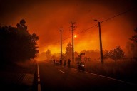 Más de 3.000 bomberos combaten cinco grandes incendios en Portugal