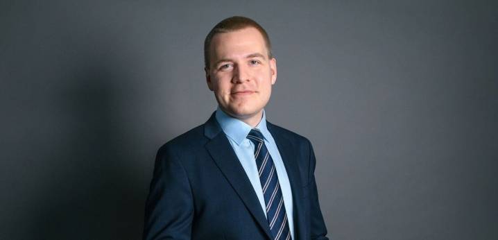 Conmoción en la política finlandesa: Muere el diputado Eemeli Peltonen en la sede del Parlamento