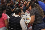 Saturan módulos de vacunación en plazas comerciales de Juárez