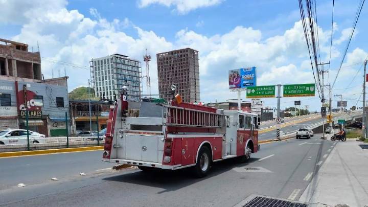 Tráiler arrolla a taxista en el bulevar Euquerio Guerrero en Guanajuato Capital
