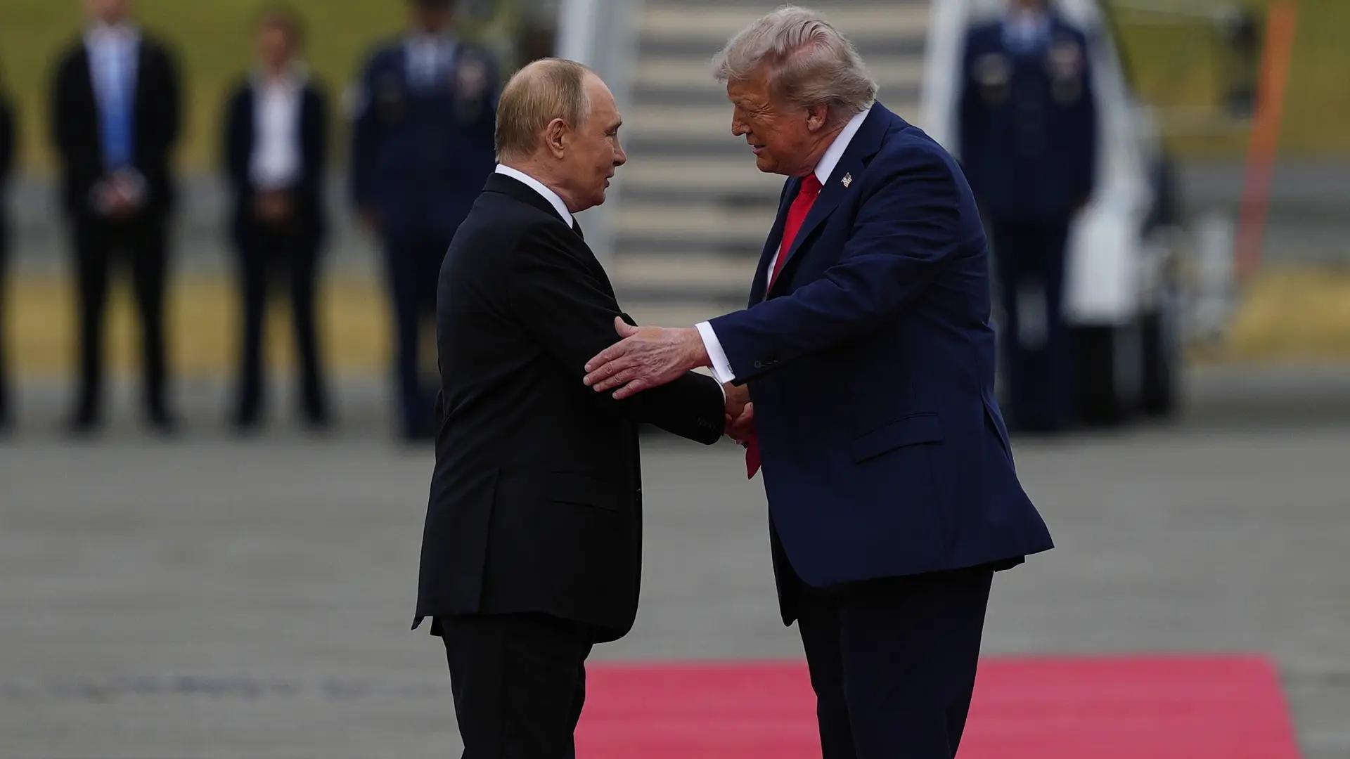 Trump recibe a Putin con un enérgico apretón de manos en la cumbre de Alaska