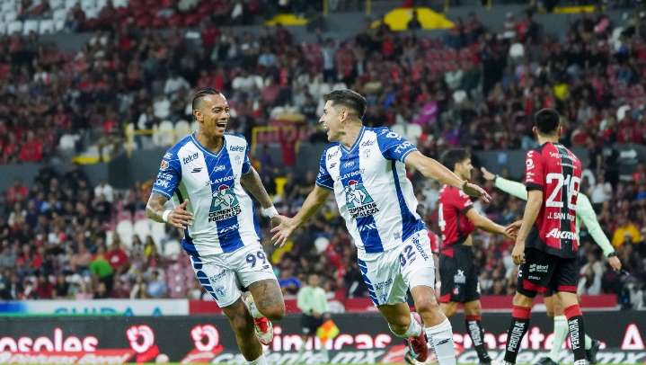 Pachuca mantiene paso perfecto con goleada al Atlas