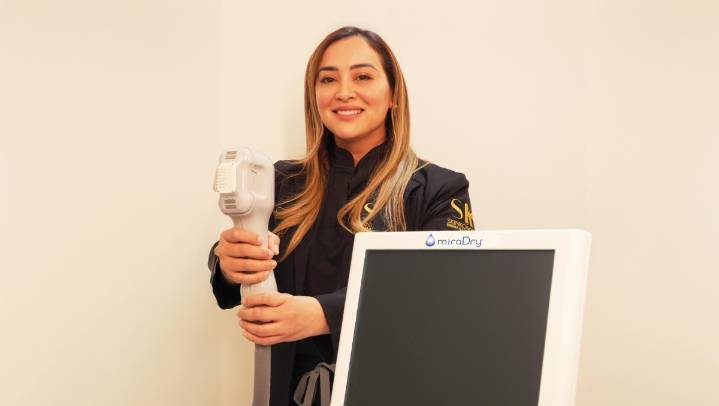 "Estrés y exposición a pantallas pueden llegar a dañar la piel": dermatóloga Lilia Argüello