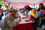 Chavistas acuden en Caracas a alistarse en la Milicia e instan a la población a sumarse