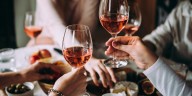 El vino de la primavera: vuelven los rosados, ideales para disfrutar al aire libre
