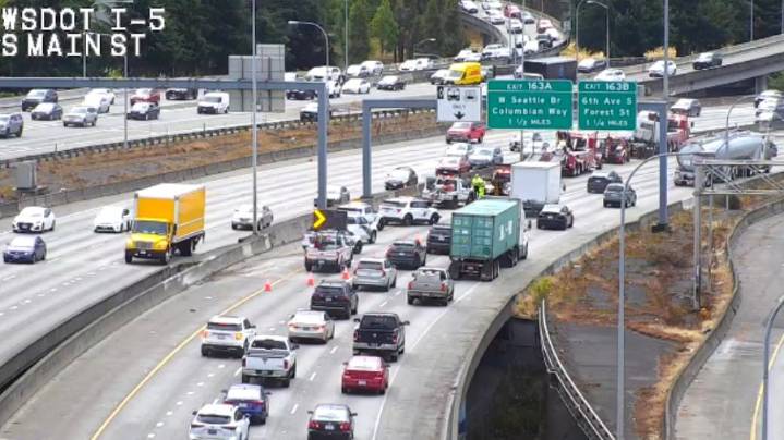 Crash blocking HOV lane on I-5 south in Seattle