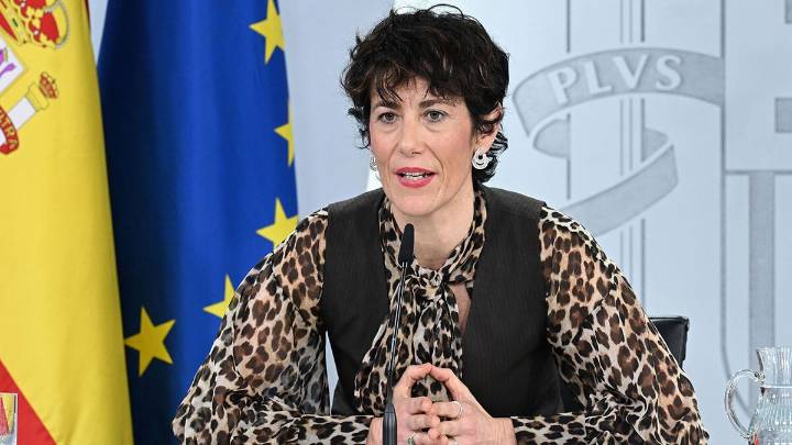 Hasta siete menores solicitantes de asilo partirán mañana hacia la Península desde Canarias