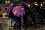 Hinchas de la U. de Chile protestan ante la embajada argentina en Santiago