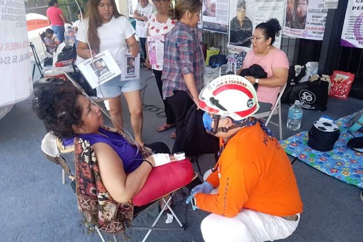 Madres exigen justicia y mantienen plantón en Palacio