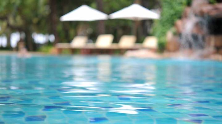Arlington family stranded as pool company  abandons project