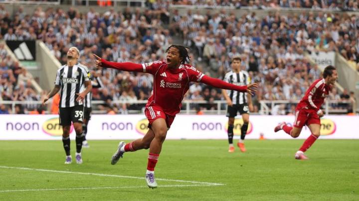 Rio Ngumoha, de 16 años, anota agónico gol para que Liverpool derrote 3