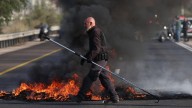 Israelíes bloquean autopistas con neumáticos ardiendo para exigir un acuerdo de rehenes en Gaza