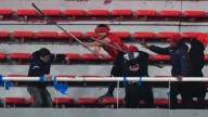 Ataques entre hinchas, barristas heridos y desnudos: Los registros que deja el violento duelo entre U de Chile e Independiente