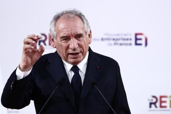 El primer ministro francés señala a los 'boomers' por «condenar de por vida a los jóvenes a pagar su deuda»