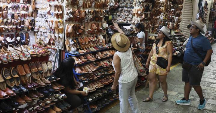 México critica copia de sandalias indígenas por Adidas. Prepara cambios legales para evitar plagios