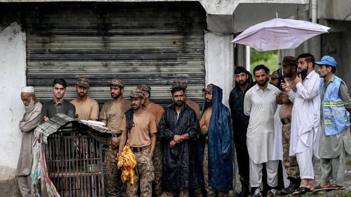 Pakistán reanuda los rescates tras las inundaciones mientras se superan los 350 muertos