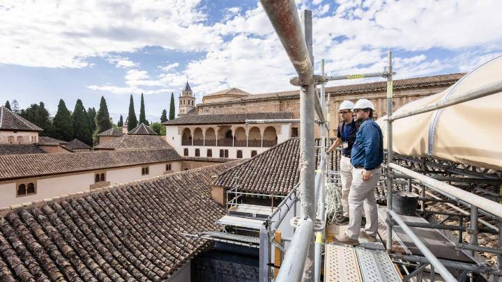 La Alhambra restaura la zona más sensible de las cubiertas del Mexuar