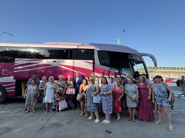 El Ayuntamiento de Sevilla lleva a la playa a más de 5.500 vecinos