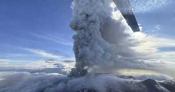 Volcán en Rusia hace erupción, luego de siglos