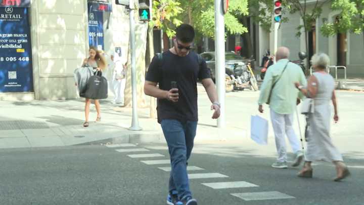 Mirar el móvil al cruzar un paso de peatones, un gesto que aumenta los atropellos en España