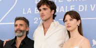 Jacob Elordi, Mia Goth, & Oscar Isaac Promote ‘Frankenstein’ at Venice Film Festival 2025 Photo Call | 2025 Venice Film Festival, Christoph Waltz, Felix Kammerer, frankenstein, Guillermo del Toro, Jac