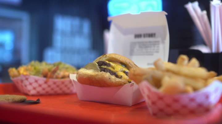 New burger spot with cult following opens in Dallas, drawing hour