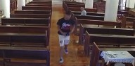 ¡Ni en la Casa de Dios respetan! Joven roba a un abuelito que esperaba la misa en Monterrey (VIDEO)