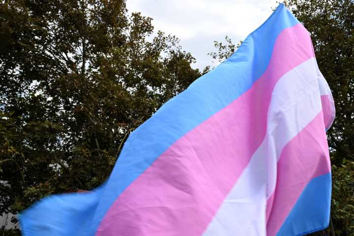 Trump amenaza con quitar fondos a escuelas de California que no sigan su política trans