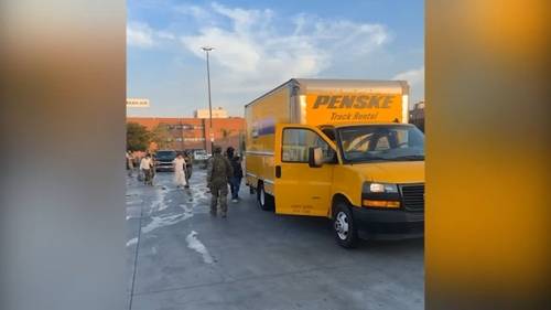 Agentes de inmigración utilizan una camioneta Penske en redada en estacionamiento de Home Depot en Los Ángeles