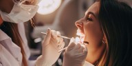 El azúcar no es el único enemigo de la salud bucal: 5 alimentos que también dañan los dientes