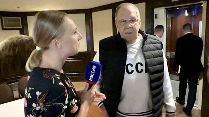 Lavrov llega a Alaska vestido con una sudadera con las siglas de la Unión Soviética