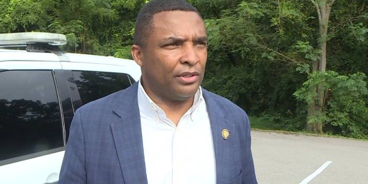 Rep. Don Davis makes stop in Snow Hill to discuss police department